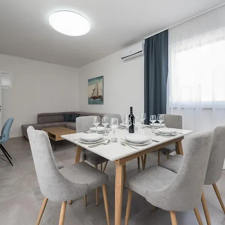 Tourist Villas ויר