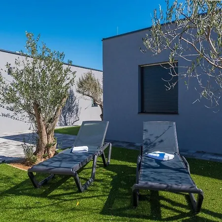 Tourist Villas בית נופש *