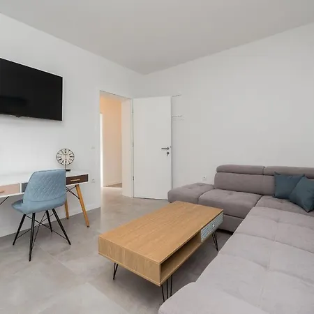 Tourist Villas ויר