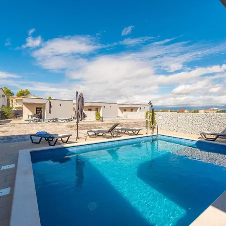 Tourist Villas בית נופש *