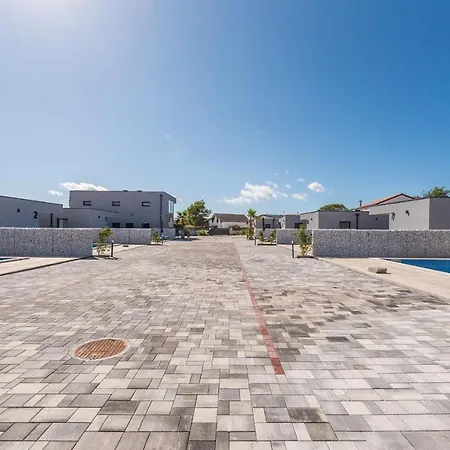 Tourist Villas בית נופש *