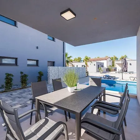 Tourist Villas בית נופש *